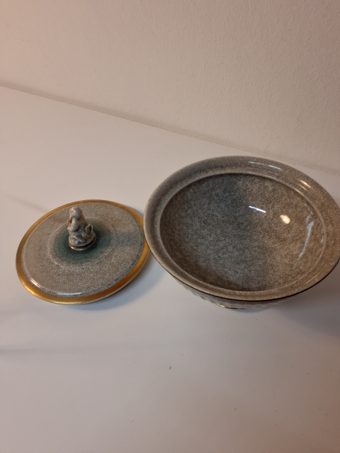 Kongelig porcelæns skål med låg